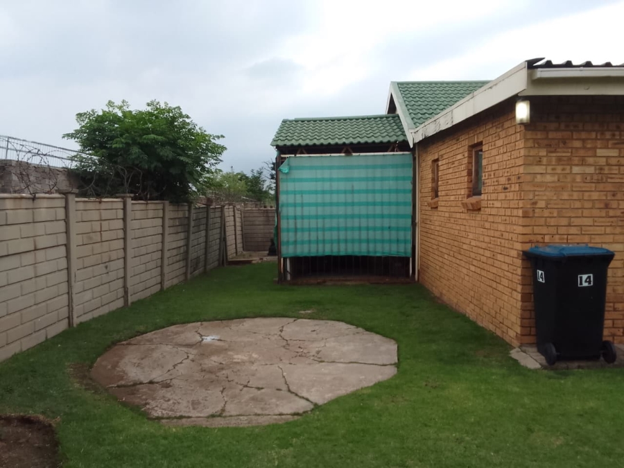 5 Bedroom Property for Sale in Flora Gardens Gauteng