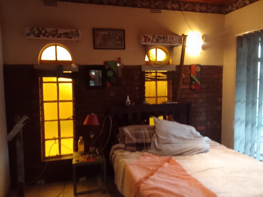 5 Bedroom Property for Sale in Flora Gardens Gauteng