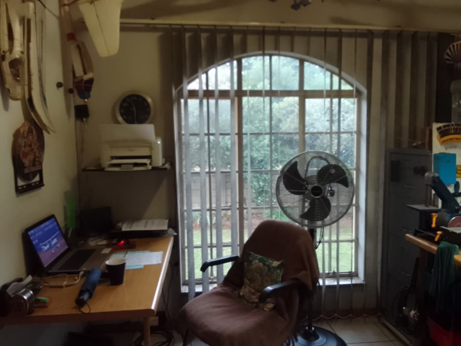 5 Bedroom Property for Sale in Flora Gardens Gauteng