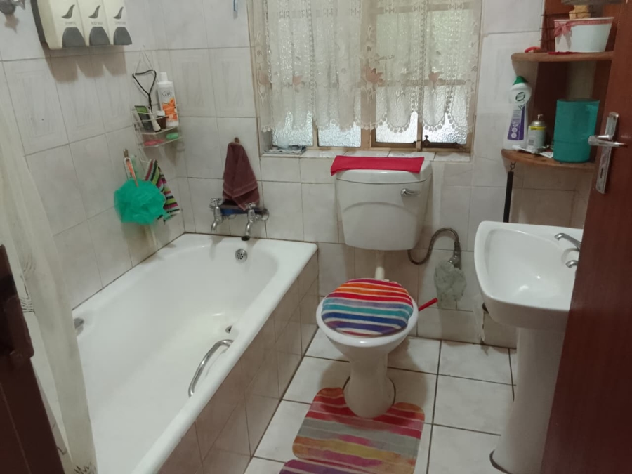 5 Bedroom Property for Sale in Flora Gardens Gauteng