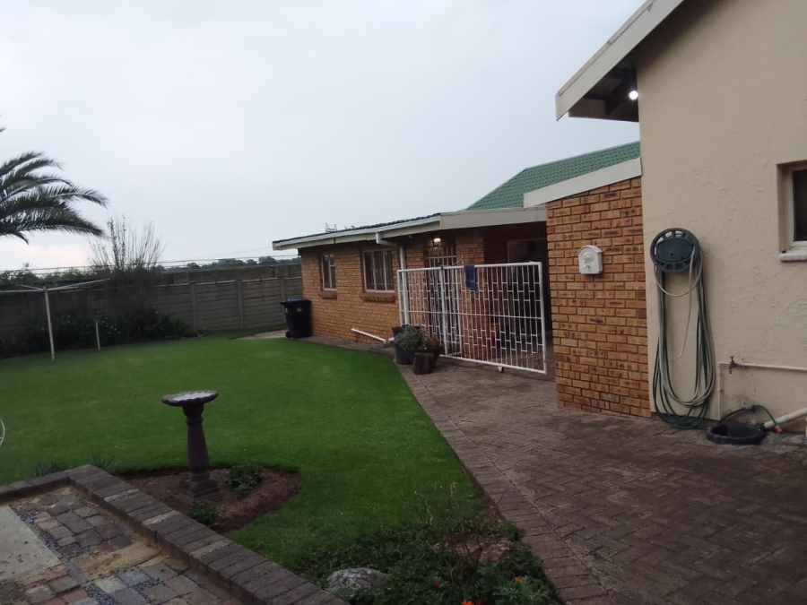 5 Bedroom Property for Sale in Flora Gardens Gauteng
