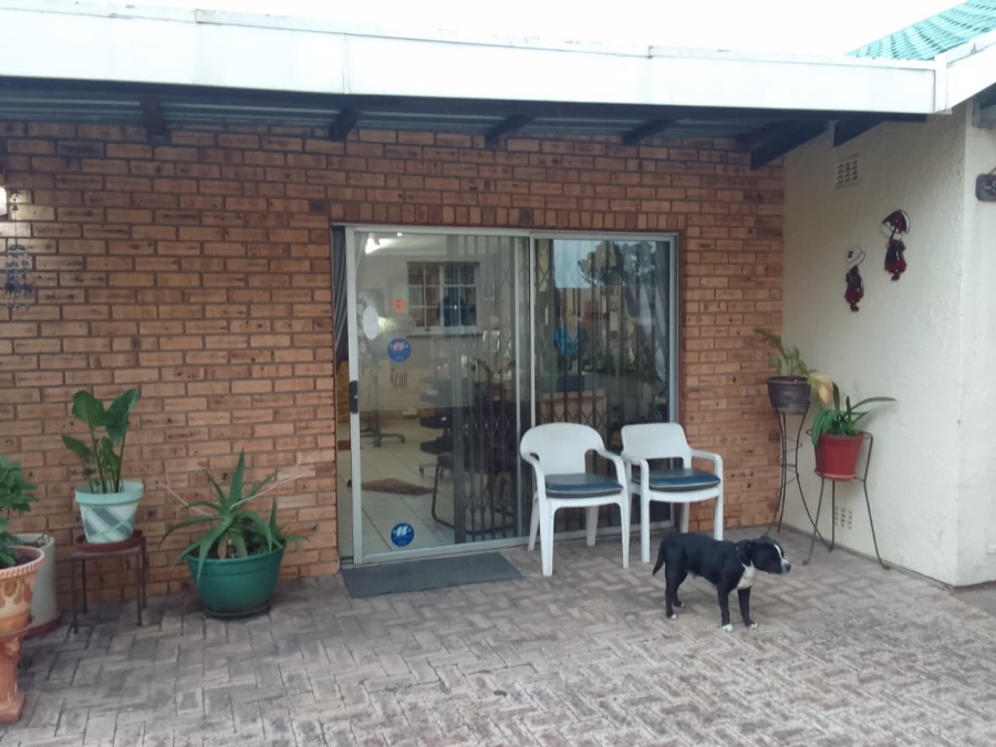 5 Bedroom Property for Sale in Flora Gardens Gauteng