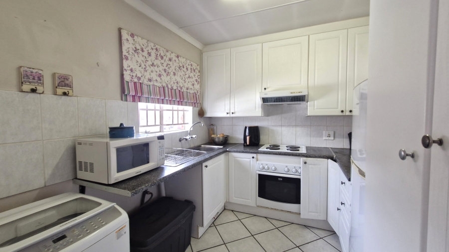 2 Bedroom Property for Sale in Rooihuiskraal North Gauteng