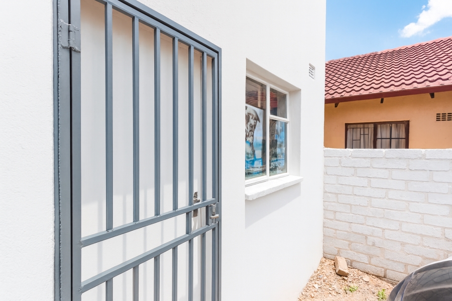 1 Bedroom Property for Sale in Mohlakeng Gauteng