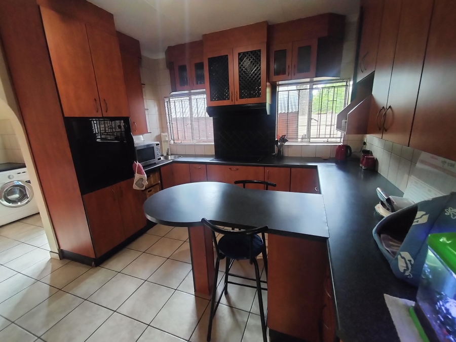 6 Bedroom Property for Sale in Theresa Park Gauteng