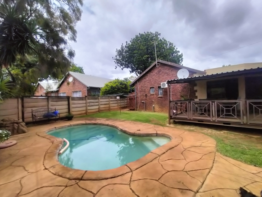 6 Bedroom Property for Sale in Theresa Park Gauteng