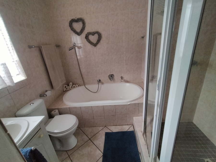 6 Bedroom Property for Sale in Theresa Park Gauteng