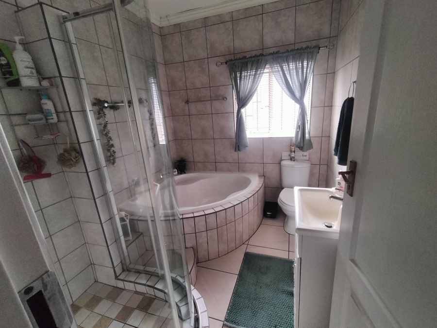 6 Bedroom Property for Sale in Theresa Park Gauteng