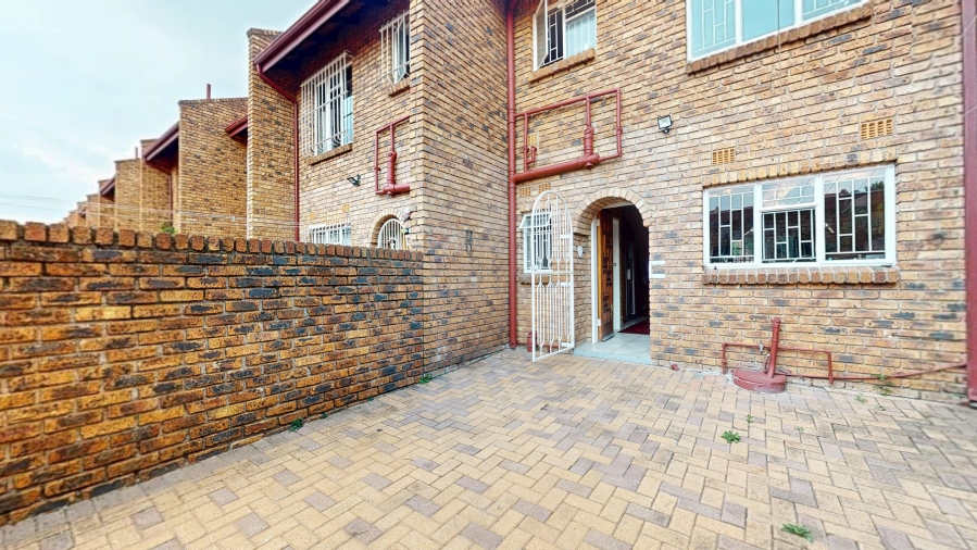 2 Bedroom Property for Sale in Dayanglen Gauteng