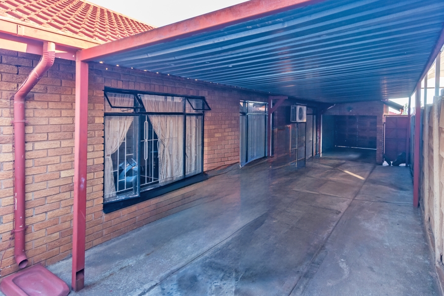 3 Bedroom Property for Sale in Protea North Gauteng