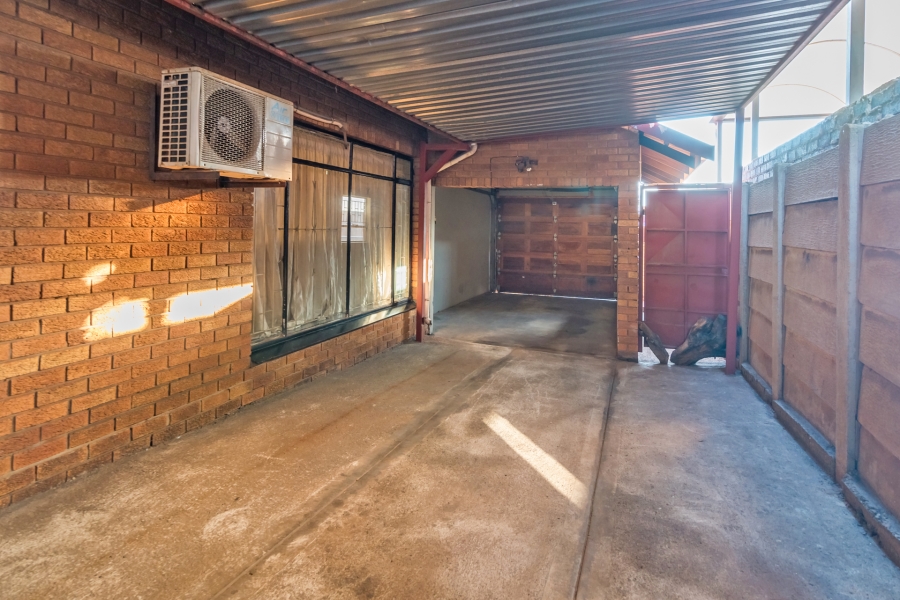 3 Bedroom Property for Sale in Protea North Gauteng