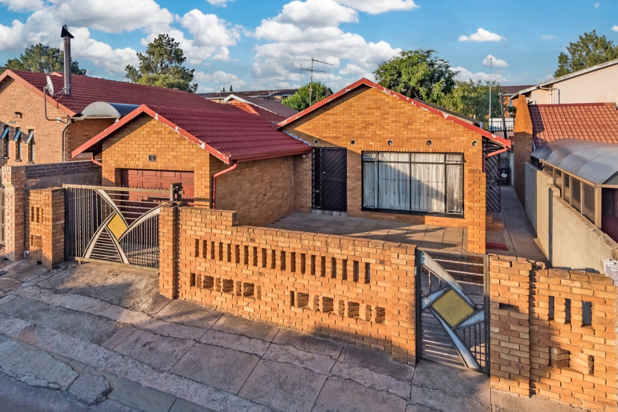 3 Bedroom Property for Sale in Protea North Gauteng