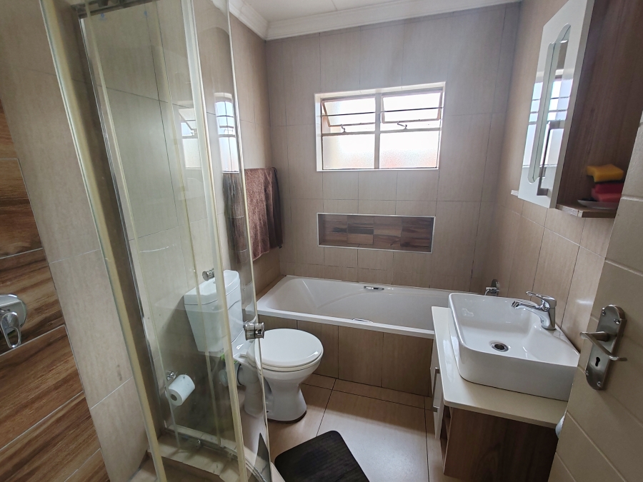 2 Bedroom Property for Sale in Andeon AH Gauteng