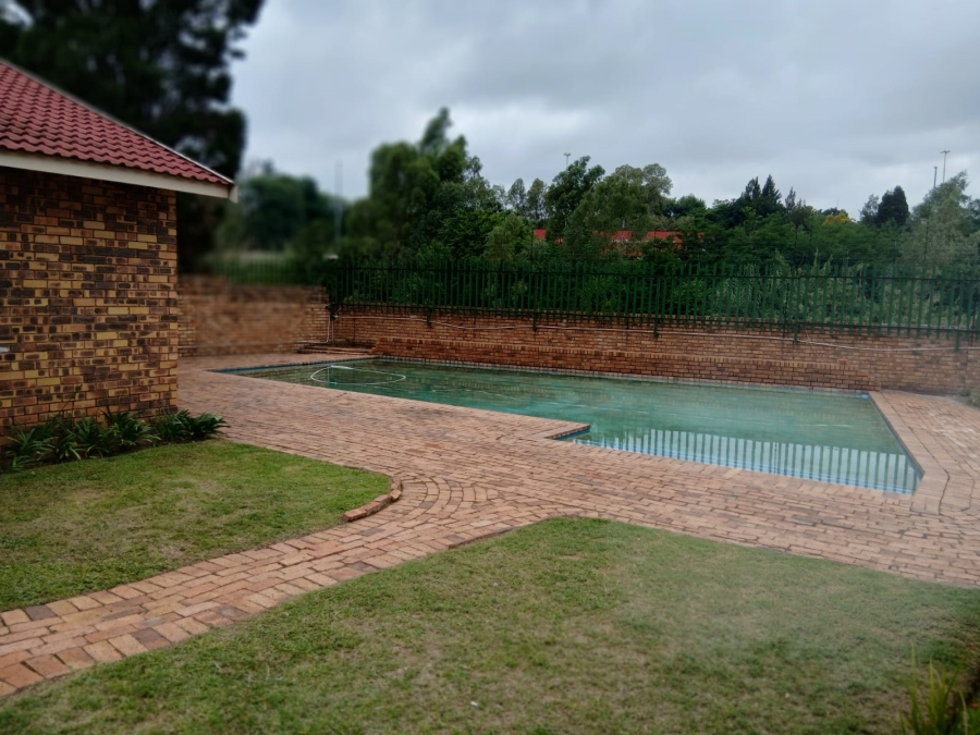 2 Bedroom Property for Sale in Buccleuch Gauteng