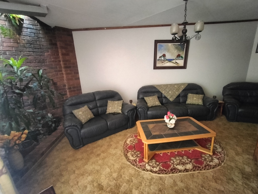 5 Bedroom Property for Sale in Florauna Gauteng