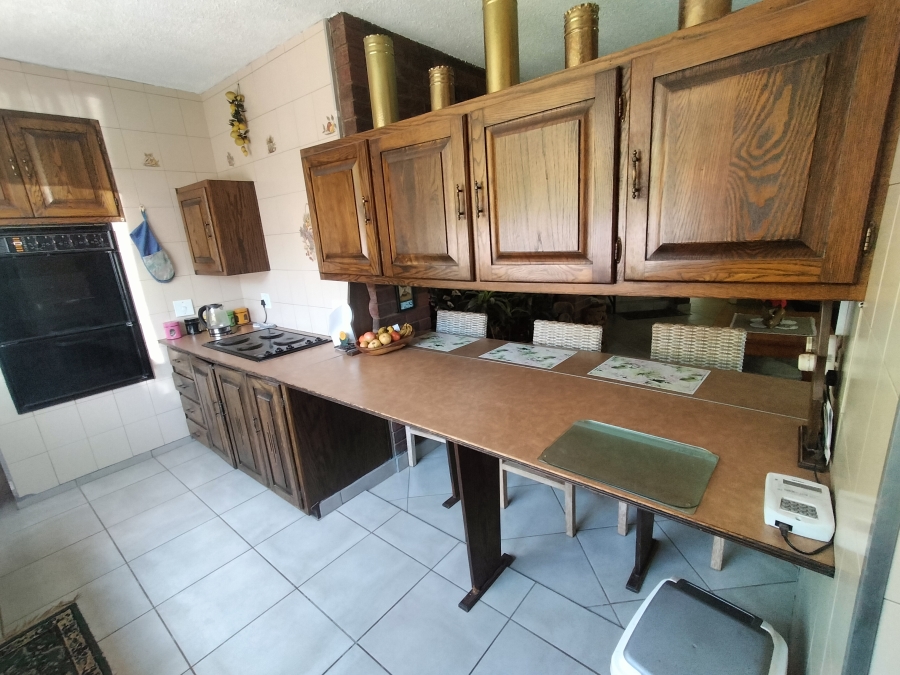 5 Bedroom Property for Sale in Florauna Gauteng