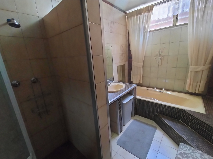 5 Bedroom Property for Sale in Florauna Gauteng