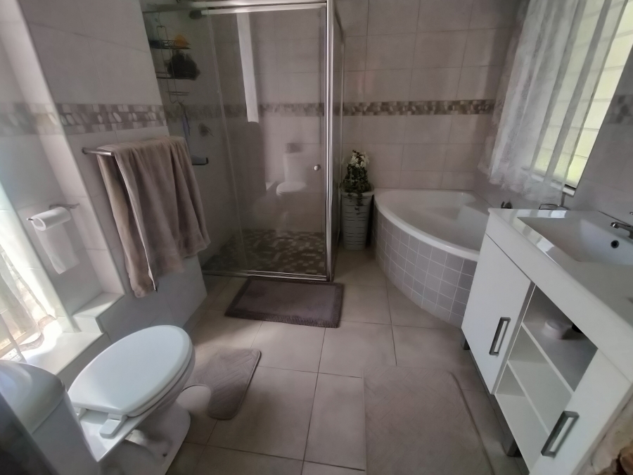 5 Bedroom Property for Sale in Florauna Gauteng