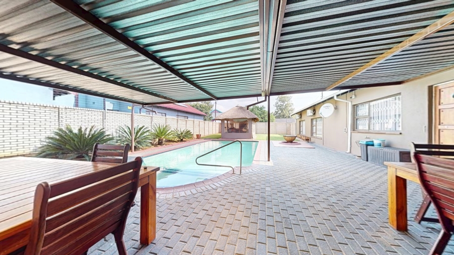 5 Bedroom Property for Sale in Elspark Gauteng