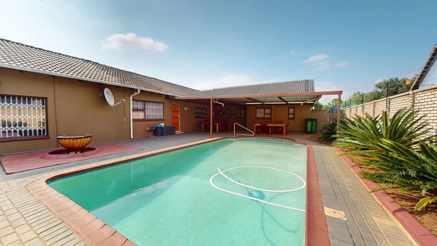 5 Bedroom Property for Sale in Elspark Gauteng