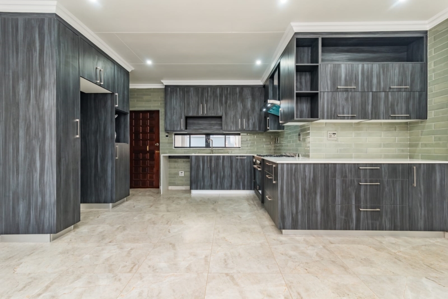 To Let 4 Bedroom Property for Rent in Roodekrans Gauteng