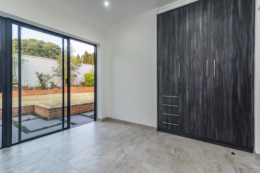 To Let 4 Bedroom Property for Rent in Roodekrans Gauteng