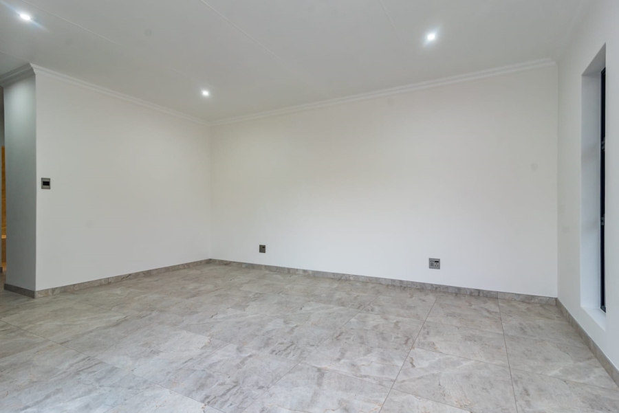 To Let 4 Bedroom Property for Rent in Roodekrans Gauteng