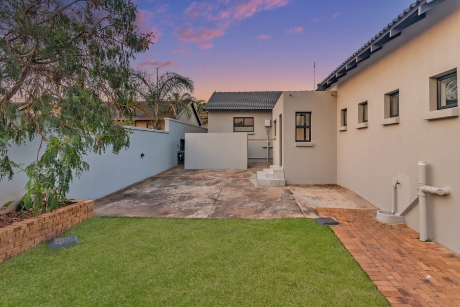 To Let 4 Bedroom Property for Rent in Roodekrans Gauteng