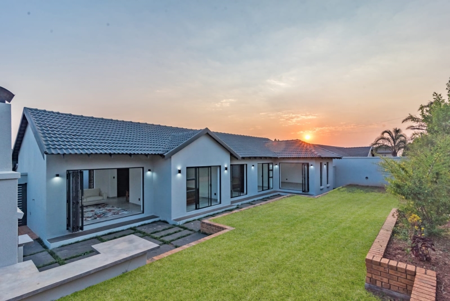 To Let 4 Bedroom Property for Rent in Roodekrans Gauteng