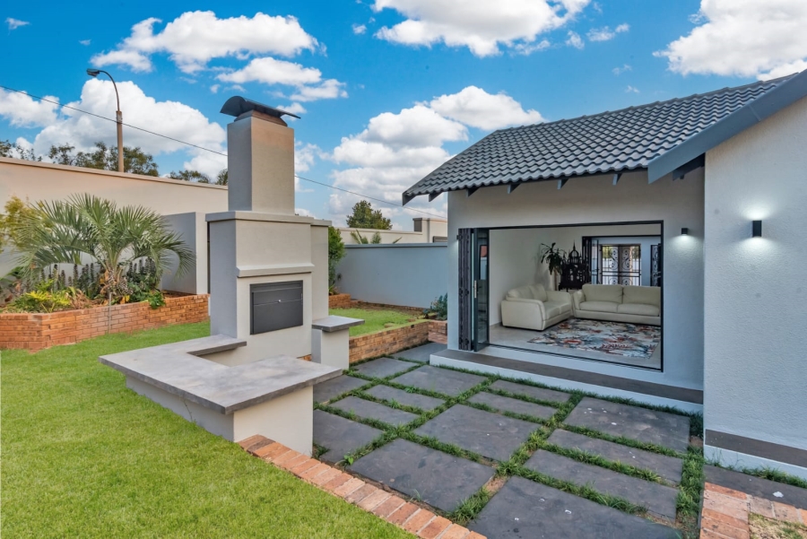 To Let 4 Bedroom Property for Rent in Roodekrans Gauteng