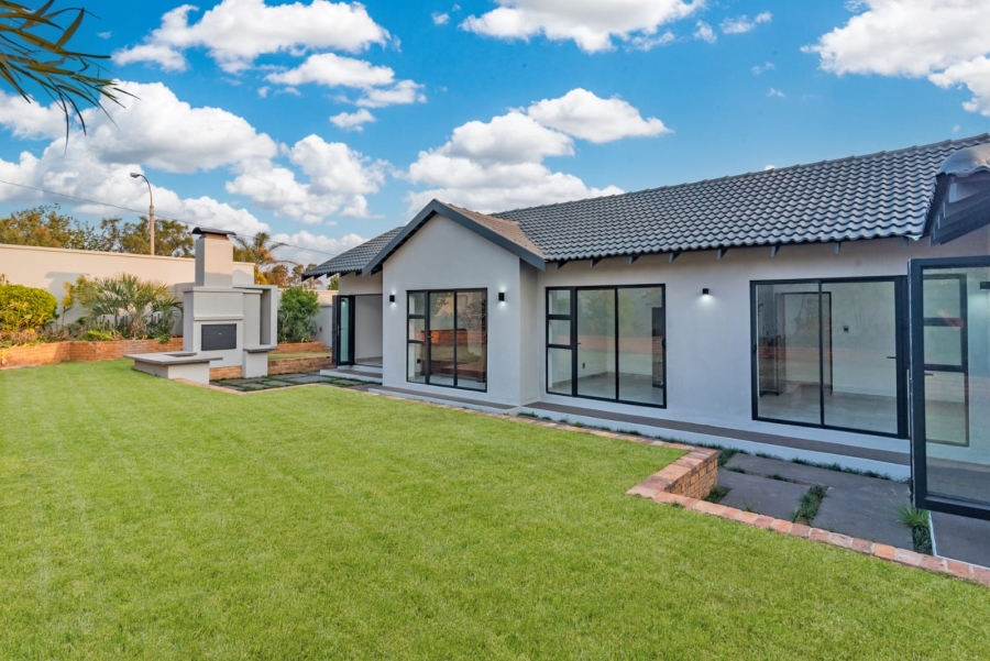 To Let 4 Bedroom Property for Rent in Roodekrans Gauteng