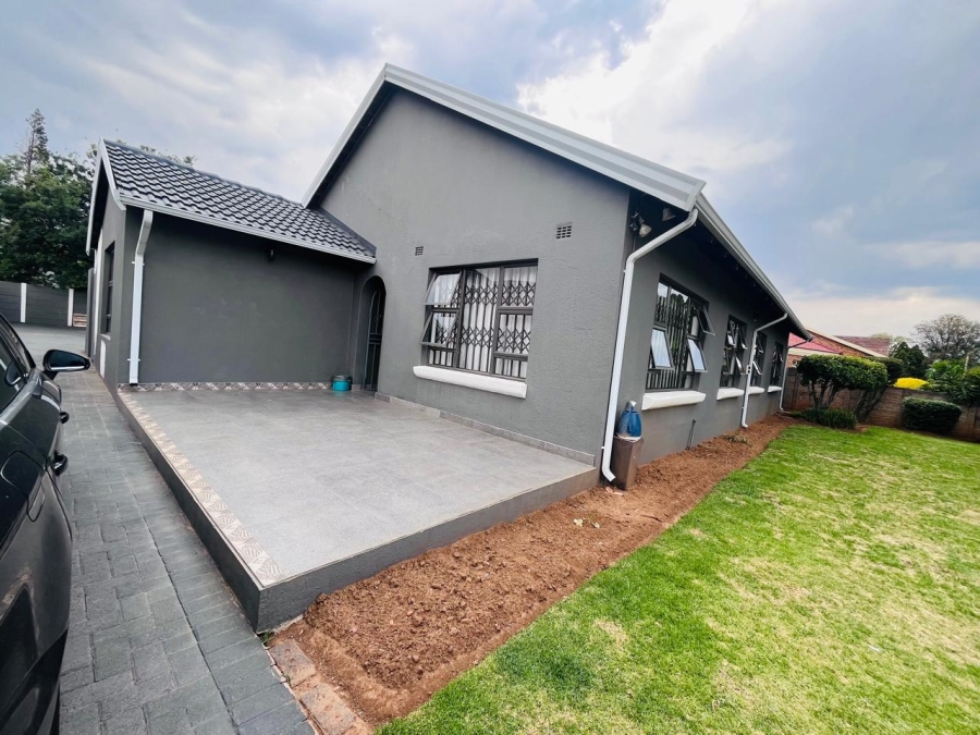 4 Bedroom Property for Sale in Klippoortje Gauteng