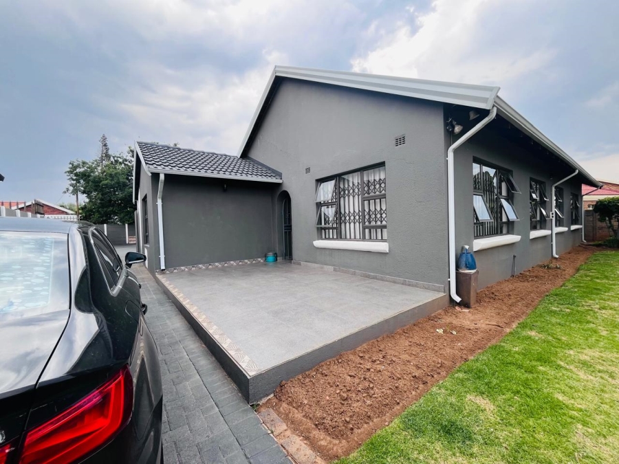 4 Bedroom Property for Sale in Klippoortje Gauteng