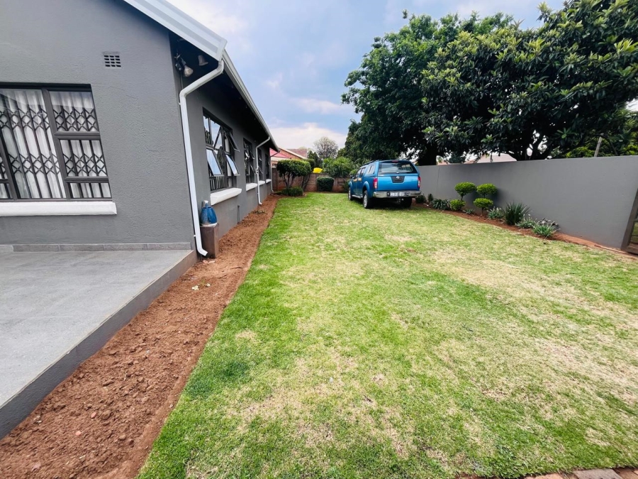 4 Bedroom Property for Sale in Klippoortje Gauteng