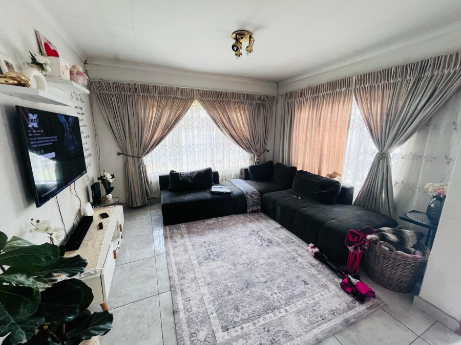 4 Bedroom Property for Sale in Klippoortje Gauteng