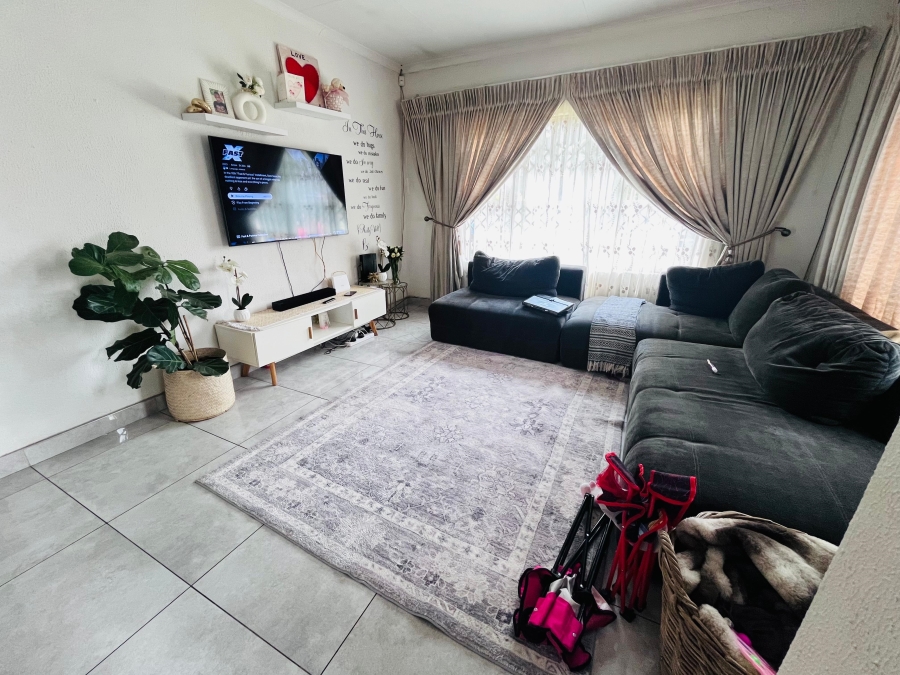 4 Bedroom Property for Sale in Klippoortje Gauteng