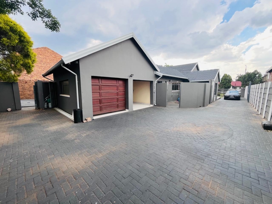 4 Bedroom Property for Sale in Klippoortje Gauteng
