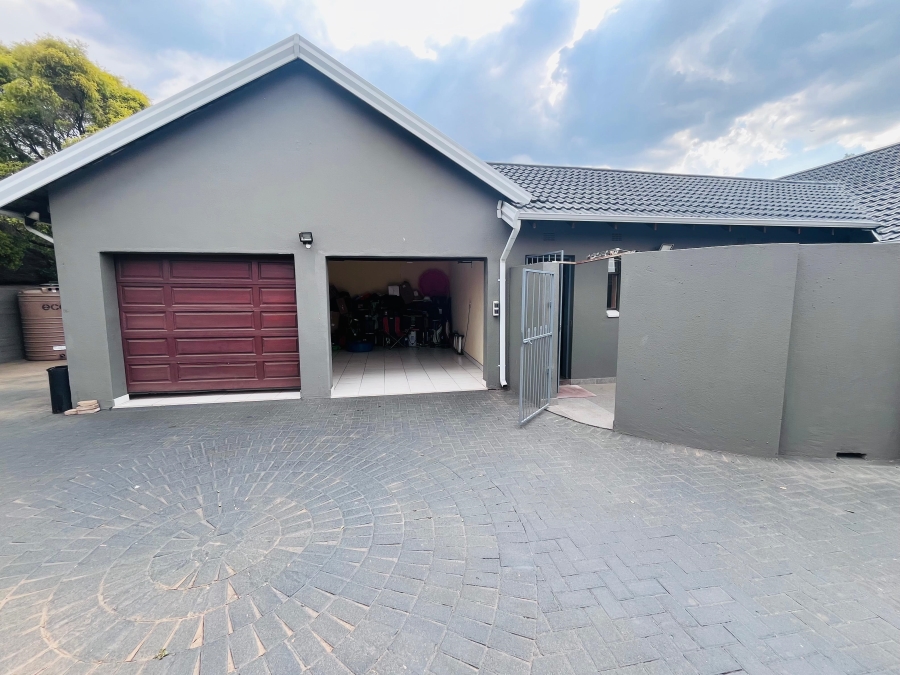 4 Bedroom Property for Sale in Klippoortje Gauteng