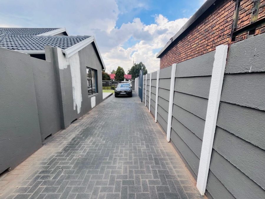 4 Bedroom Property for Sale in Klippoortje Gauteng