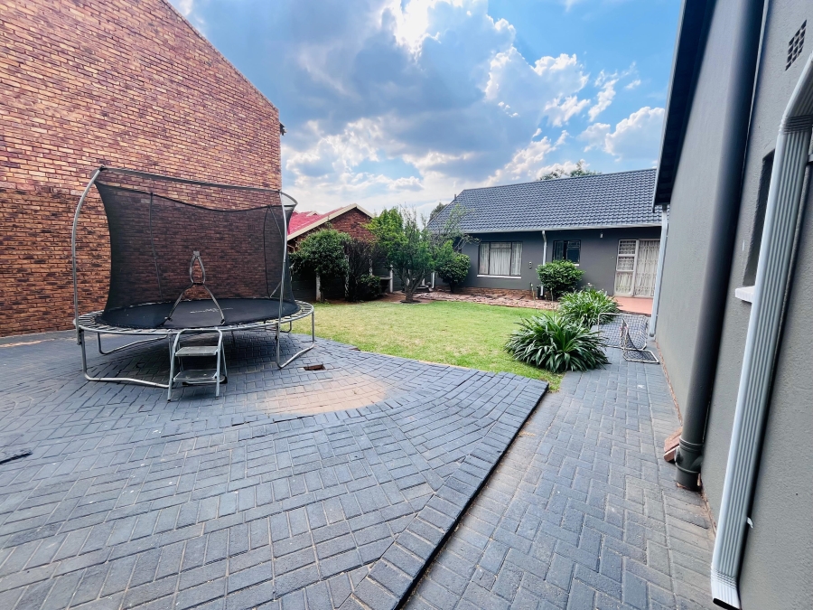 4 Bedroom Property for Sale in Klippoortje Gauteng