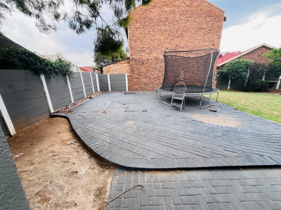 4 Bedroom Property for Sale in Klippoortje Gauteng