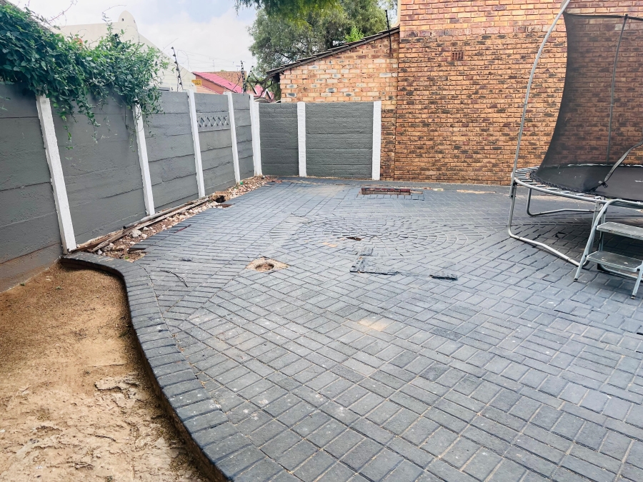 4 Bedroom Property for Sale in Klippoortje Gauteng