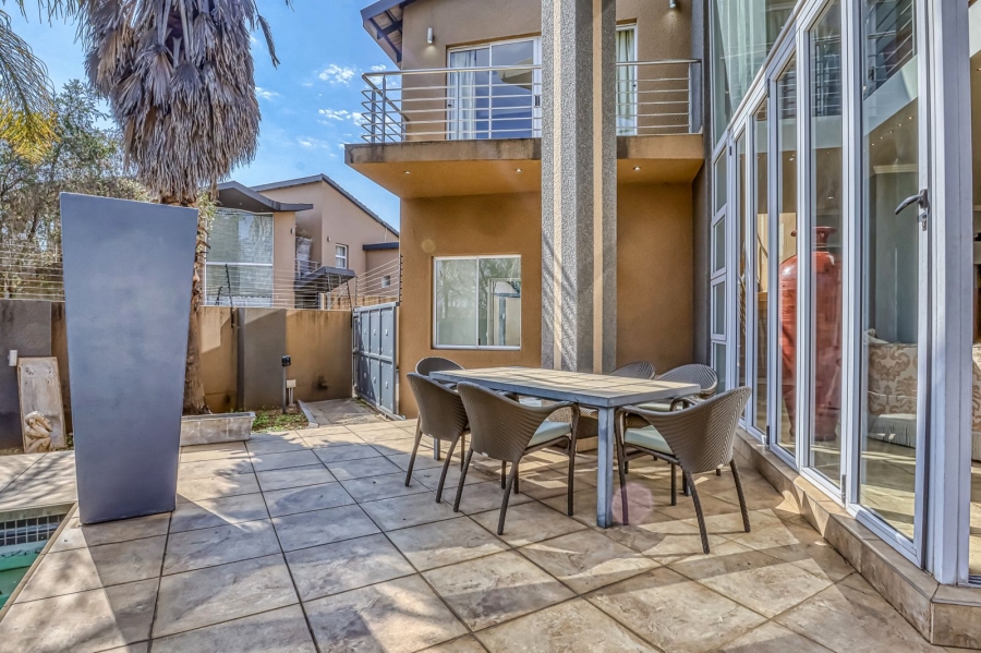 To Let 4 Bedroom Property for Rent in Sandown Gauteng