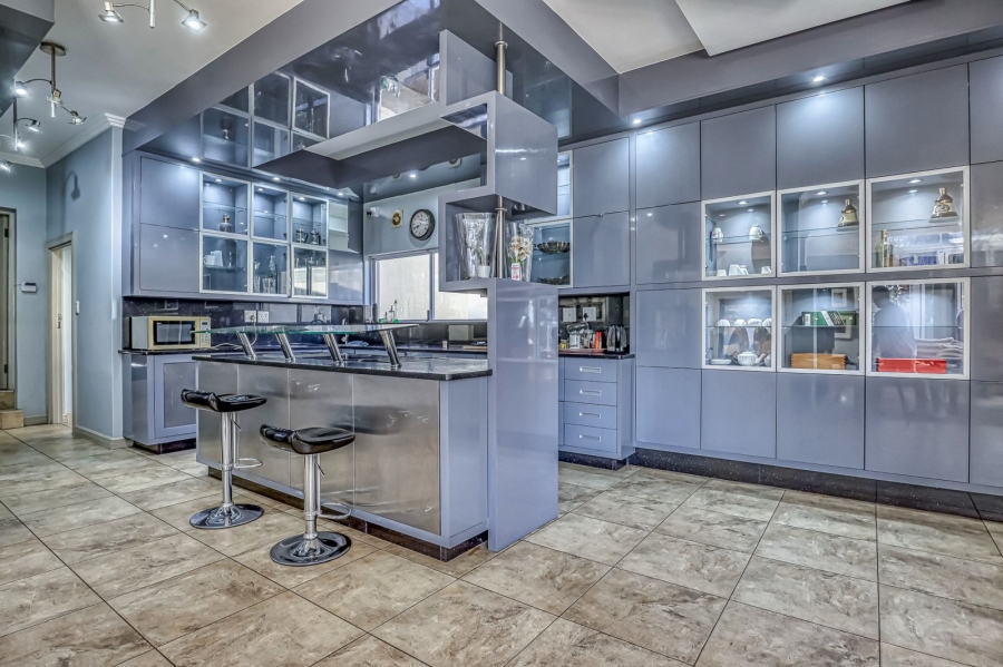 To Let 4 Bedroom Property for Rent in Sandown Gauteng