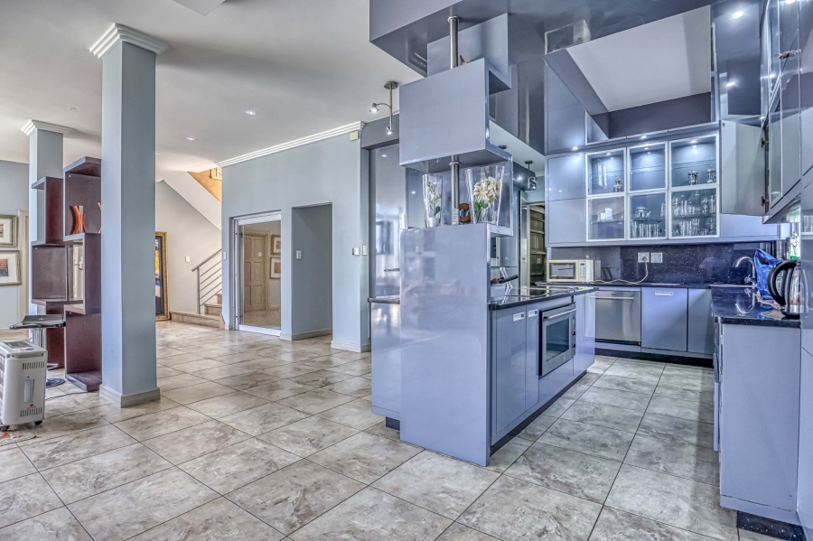 To Let 4 Bedroom Property for Rent in Sandown Gauteng