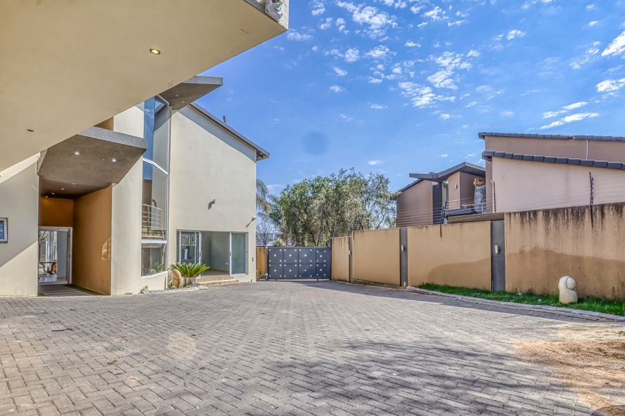 To Let 4 Bedroom Property for Rent in Sandown Gauteng