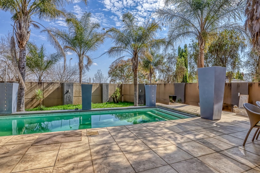 To Let 4 Bedroom Property for Rent in Sandown Gauteng