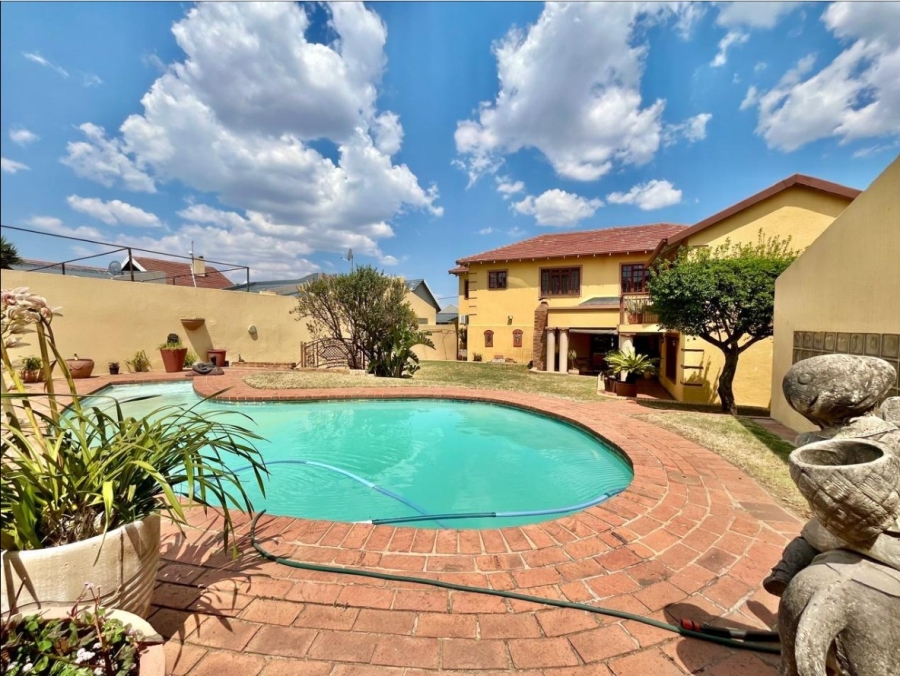 4 Bedroom Property for Sale in Linmeyer Gauteng