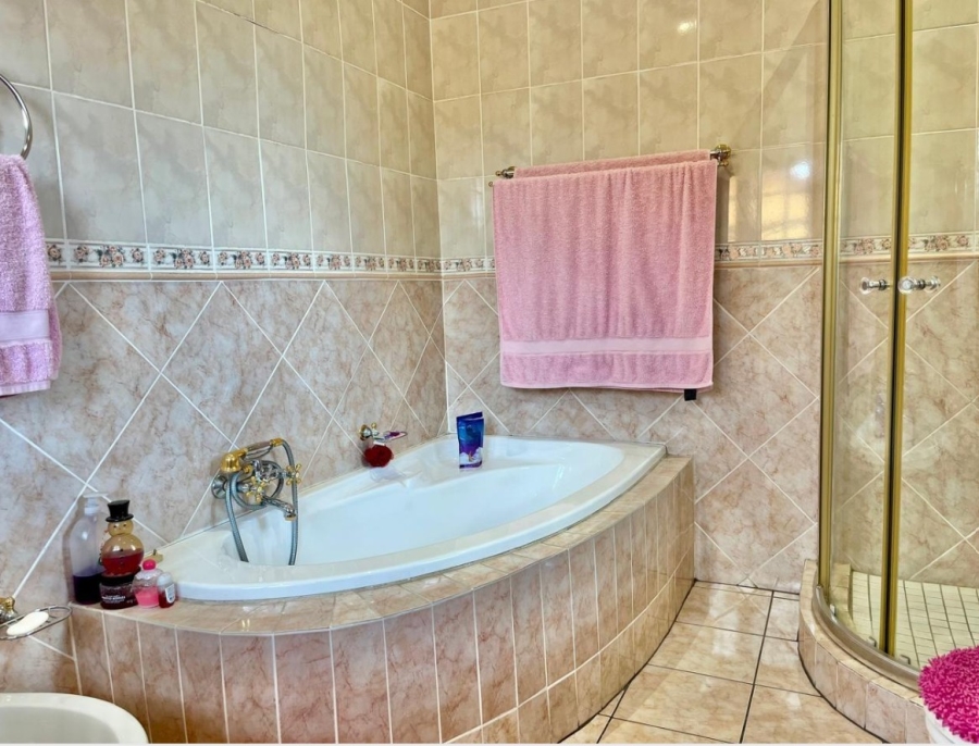 4 Bedroom Property for Sale in Linmeyer Gauteng