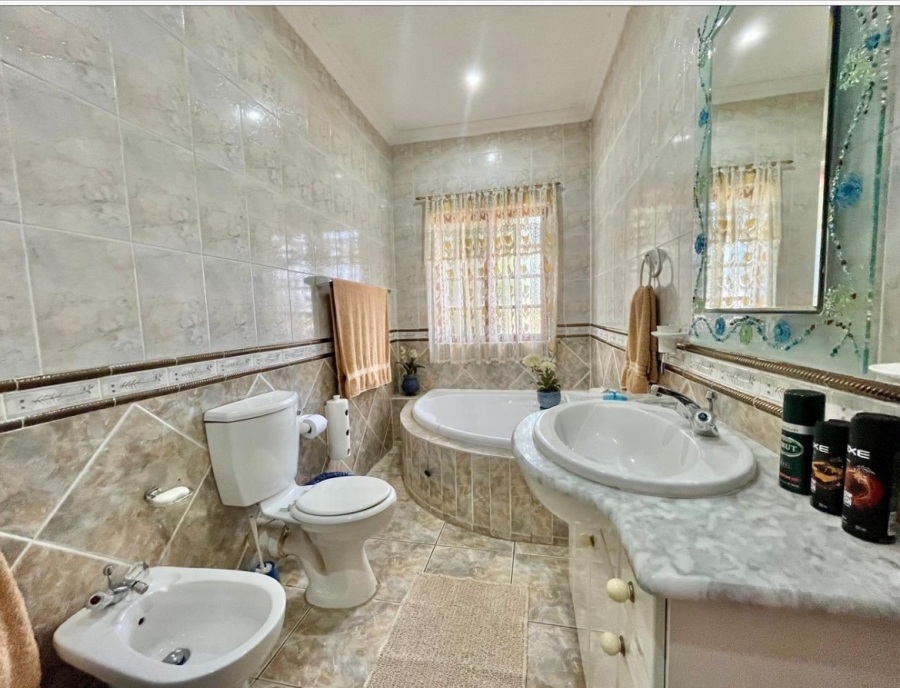 4 Bedroom Property for Sale in Linmeyer Gauteng